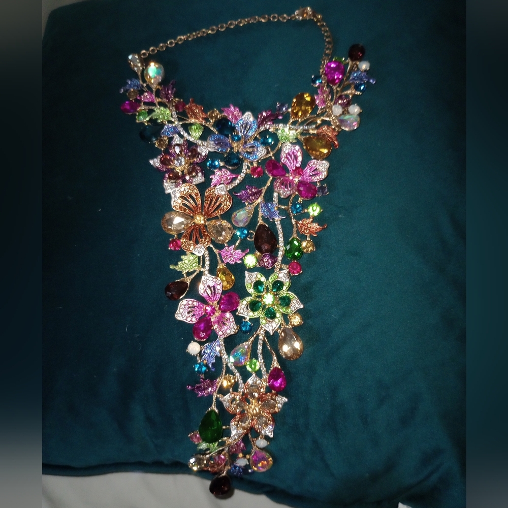 Gorgeous Jeweled Neck Collar